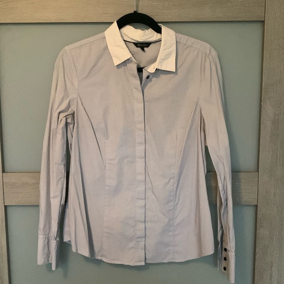 Ladies button down shirt! 👚 - Picture 1 of 3